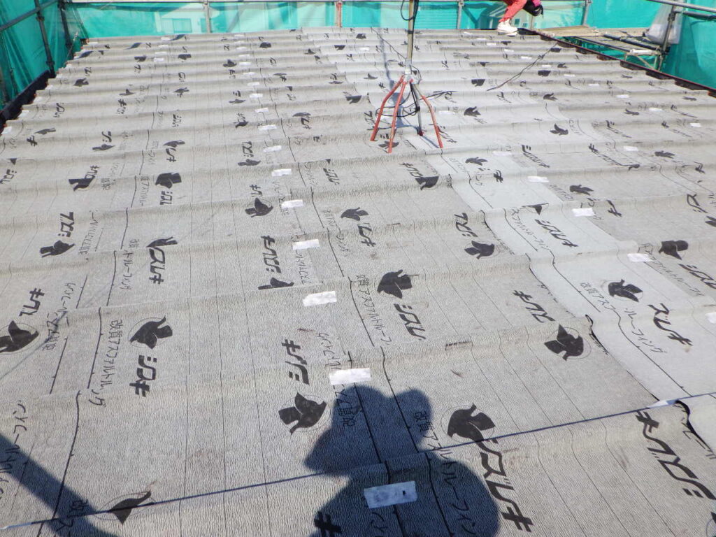 ルーフィングの貼り付けが終了しました