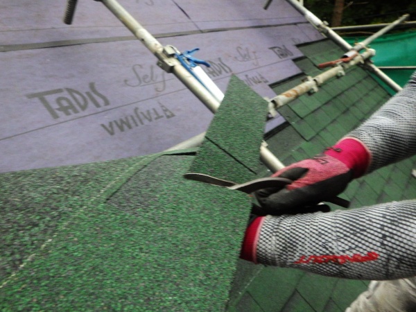 天窓周りのルーフ貼り付け中です