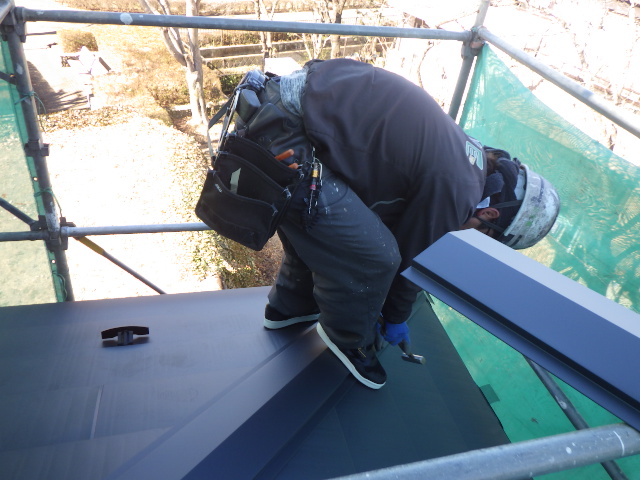 棟板金の取り付け中です