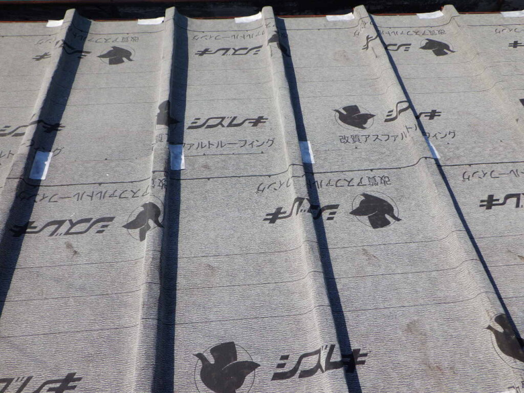 ルーフィング２段目の貼り付け終了です