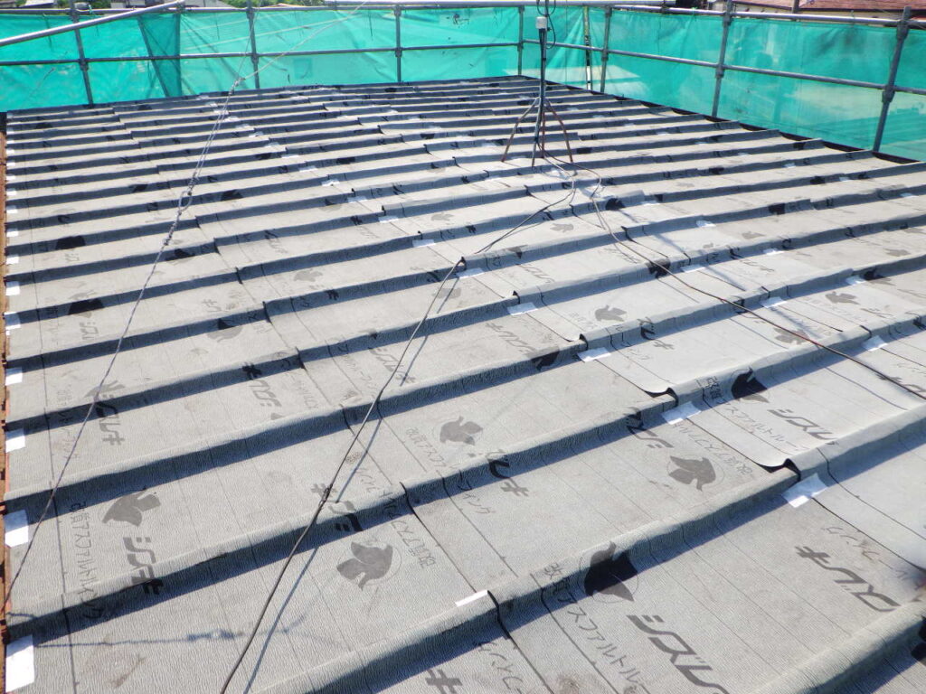 ルーフィングの貼り付けが終了しました