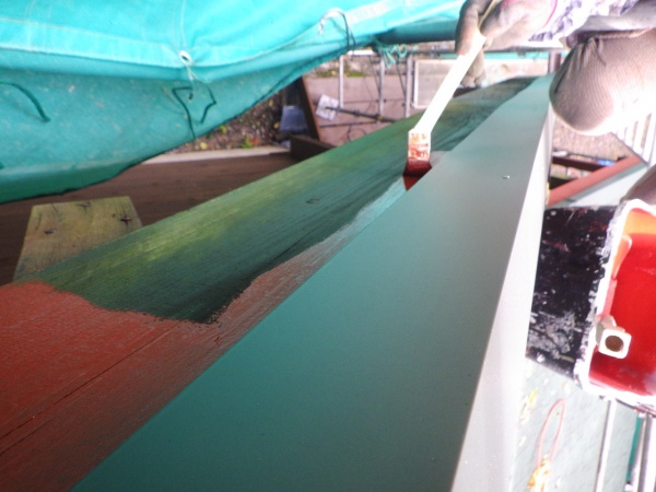 破風板の錆止め塗装中です