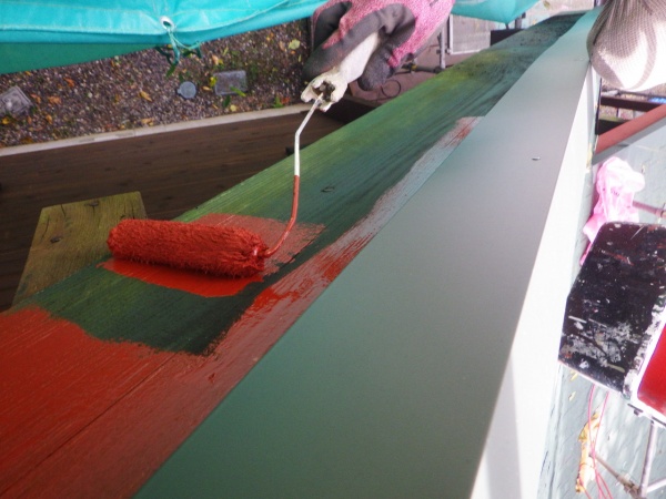 破風板の錆止め塗装中です