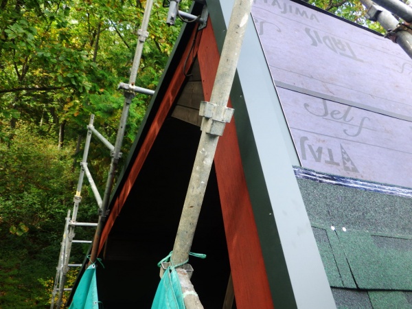 破風板の錆止め塗装終了です