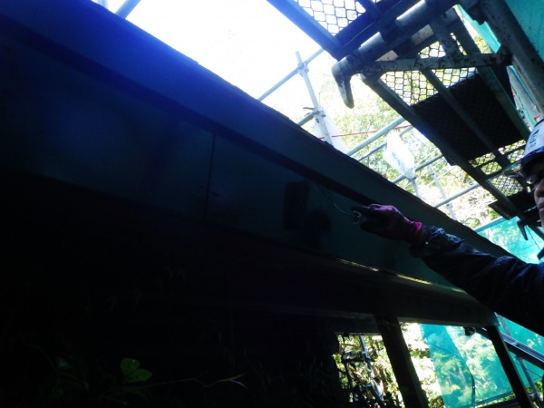 破風板の上塗り塗装中です