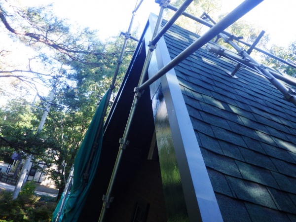 破風板の上塗り塗装が終了しました