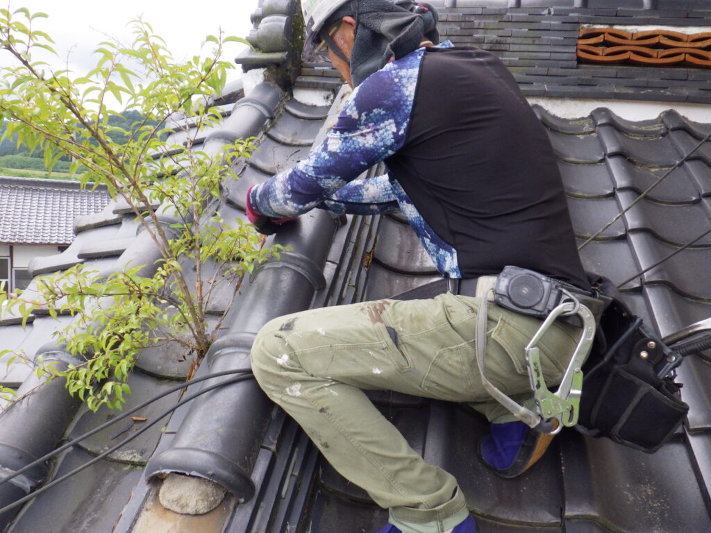 棟瓦取り外し中