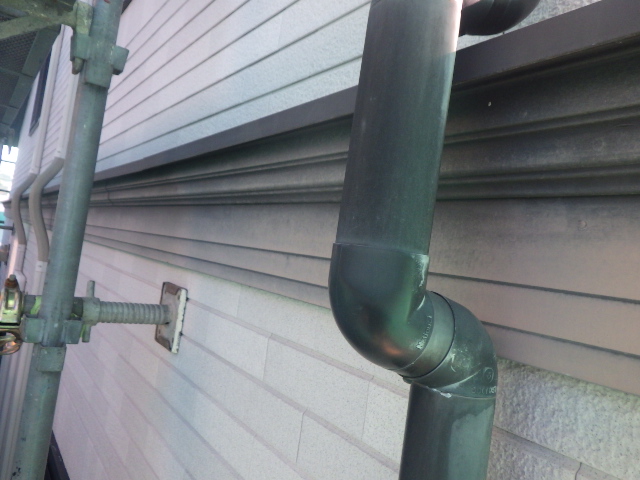 竪樋と幕板の施工前です