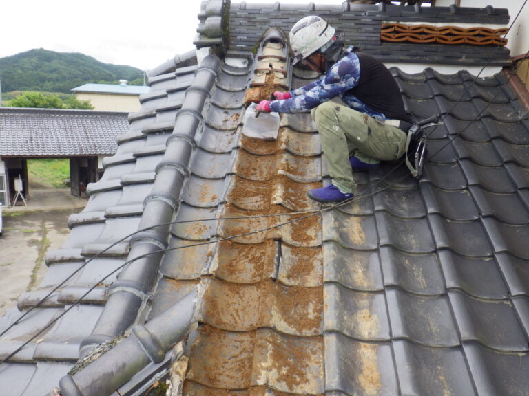 棟瓦の取り外しと解体作業
