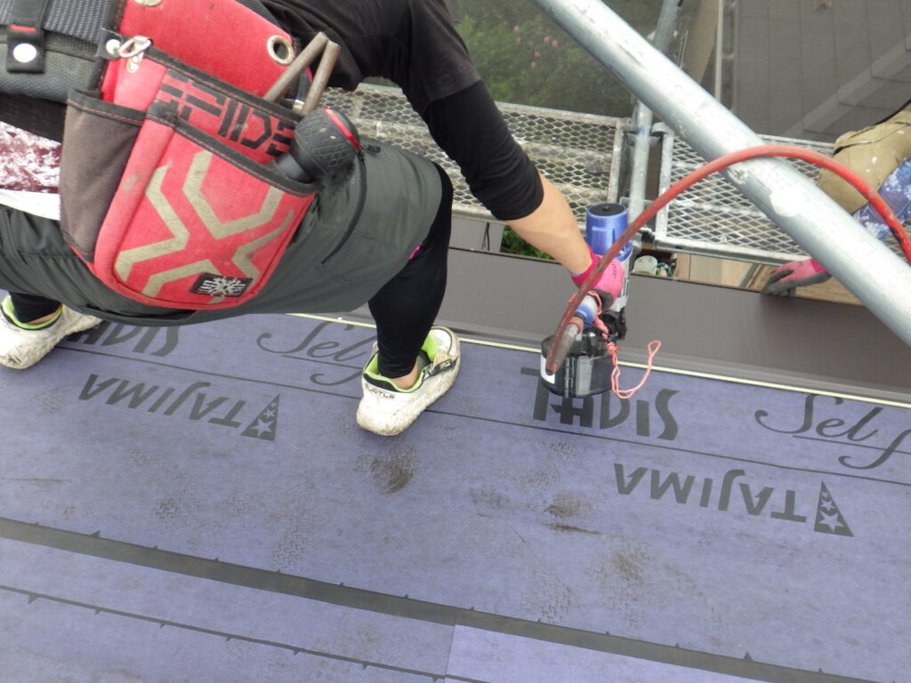 ルーフ貼り付け中