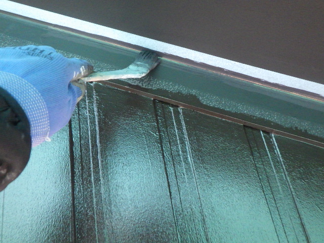 軒天取り合いの塗装中です