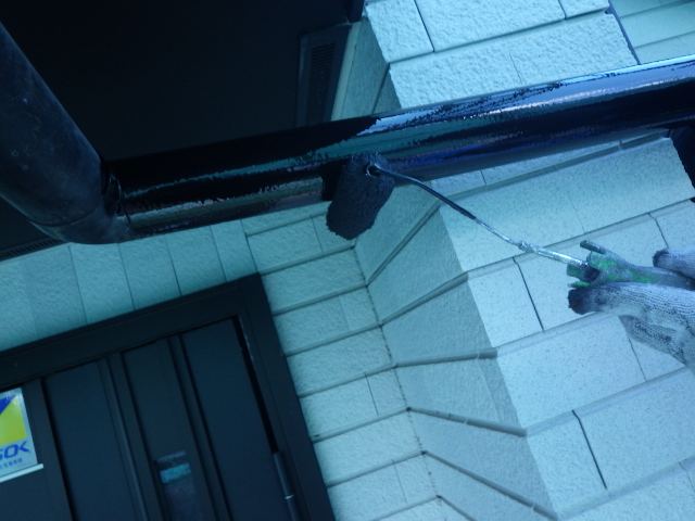 雨樋の上塗り中です