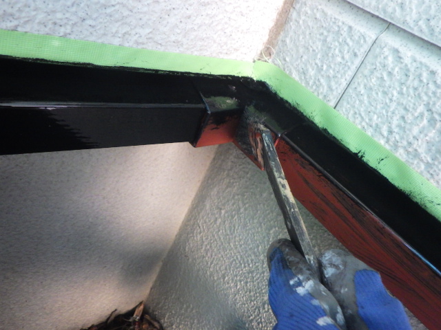 土台水切りの中塗り中です