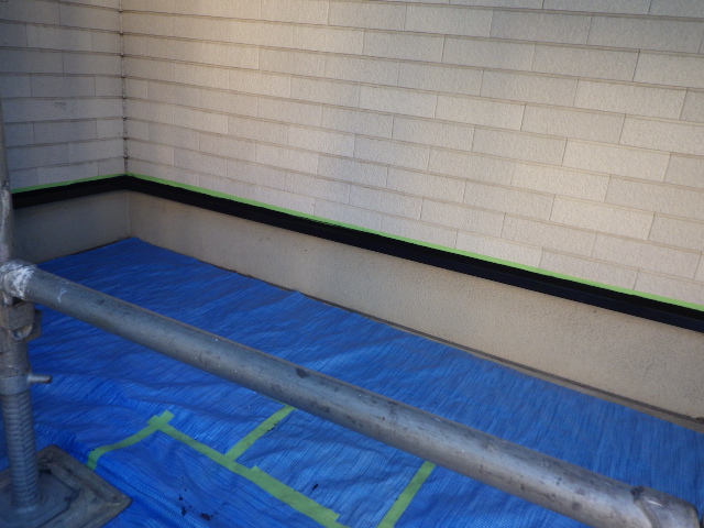 土台水切りの中塗り終了です