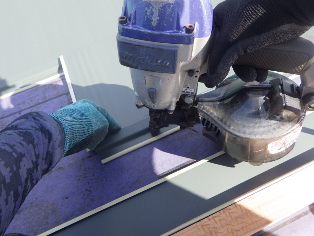 ルーフの固定中です