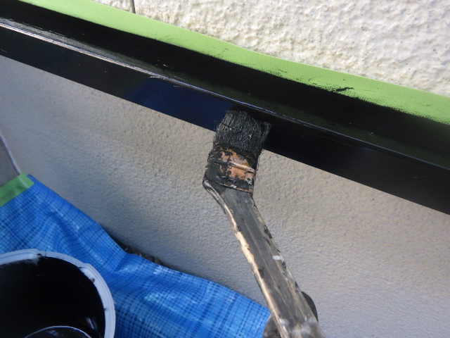 土台水切りの上塗り中です