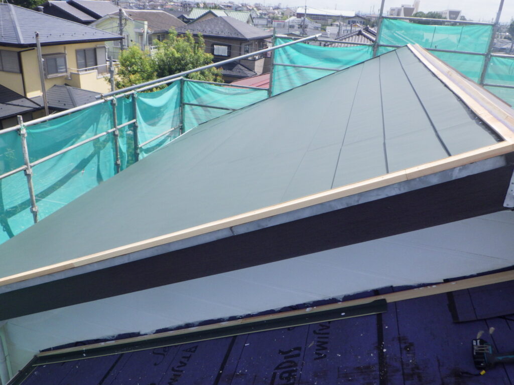 北面のルーフ貼り付け終了です