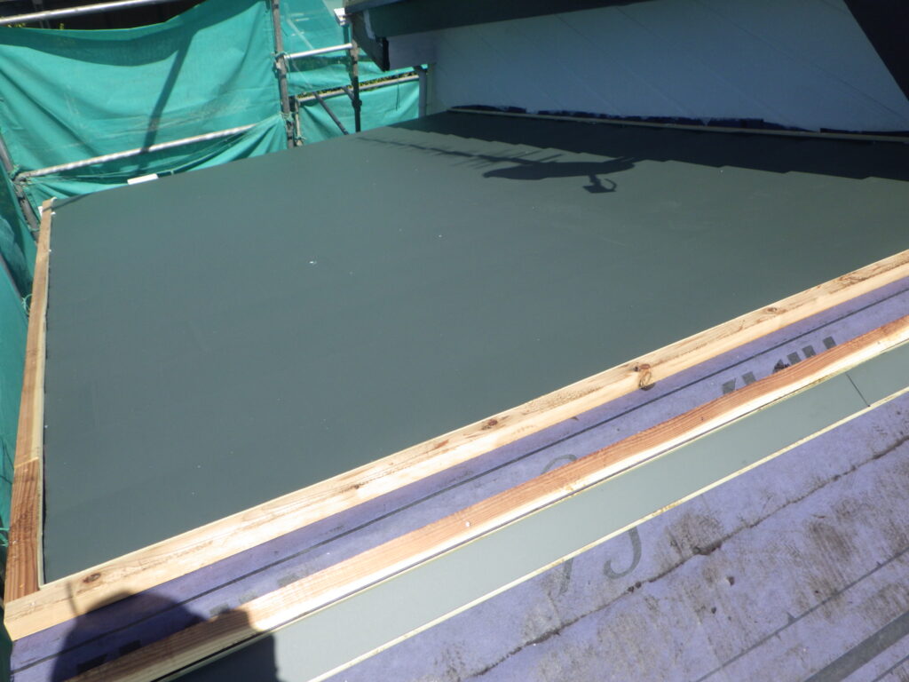 北面棟違い屋根貼り付け終了です