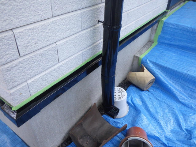 竪樋の上塗り終了です