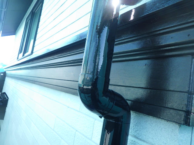 竪樋と幕板の施工後です