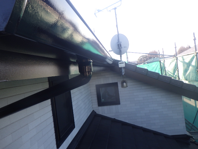 軒樋と破風の施工後です