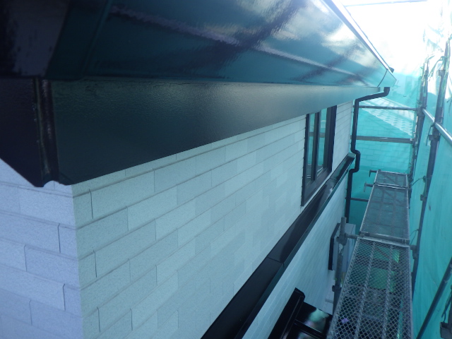 破風と軒樋の施工後です