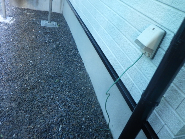 竪樋と土台水切りの施工後です