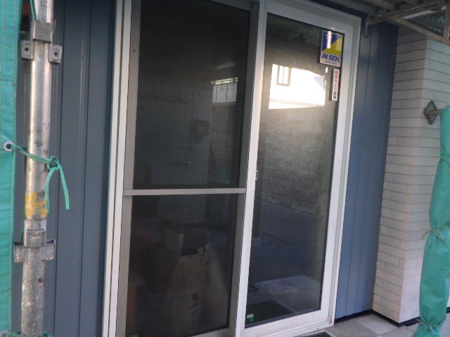 玄関サイディングの施工後です