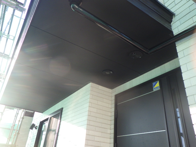 玄関軒天の施工後です