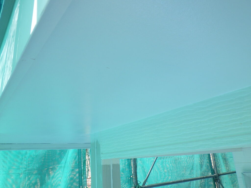 軒天２回目塗装終了です