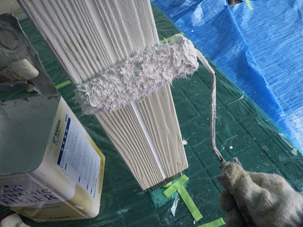 南面外壁の下塗り中です