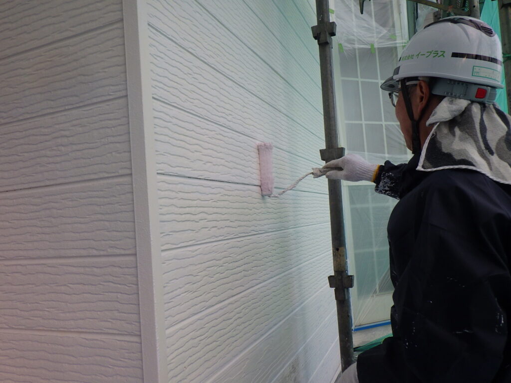 南面外壁の下塗り中です
