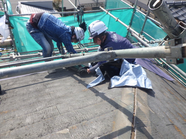 ルーフィングの貼り付け中です