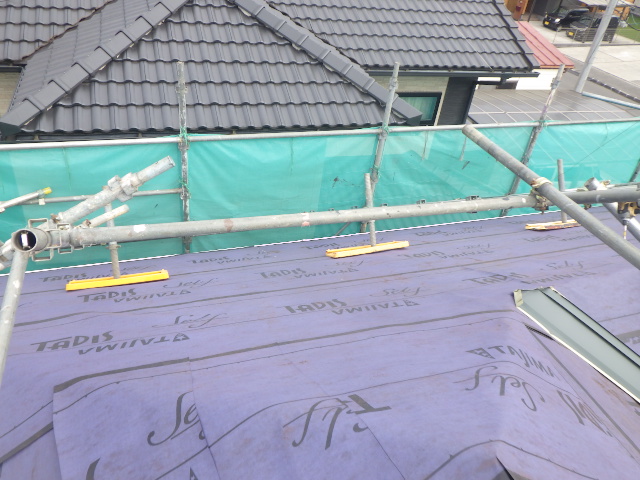 ルーフィングの貼り付けが終了しました