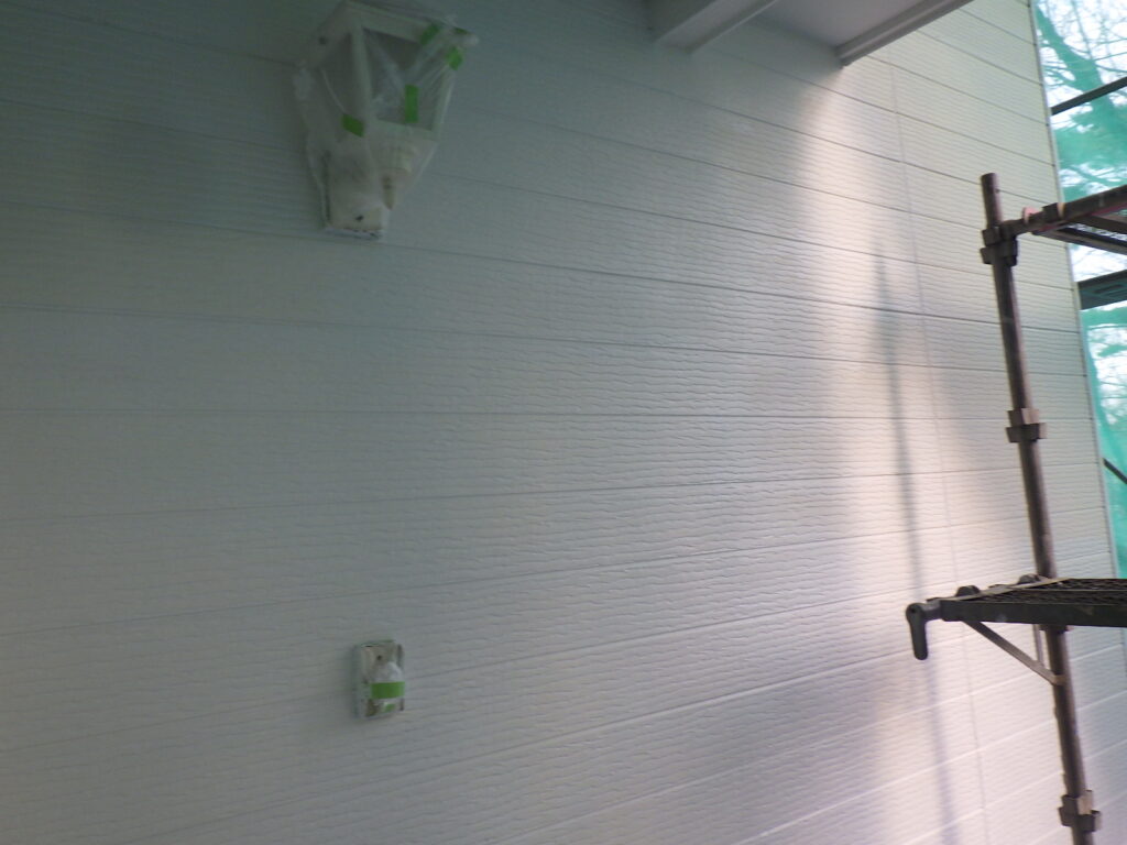 南面外壁の下塗り終了です