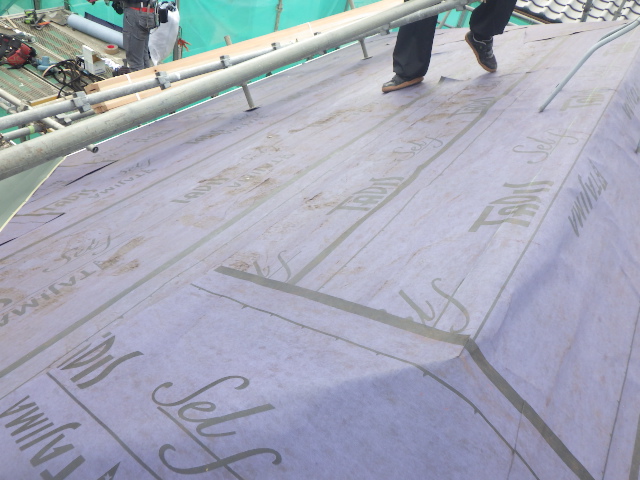 ルーフィングの貼り付けが終了しました