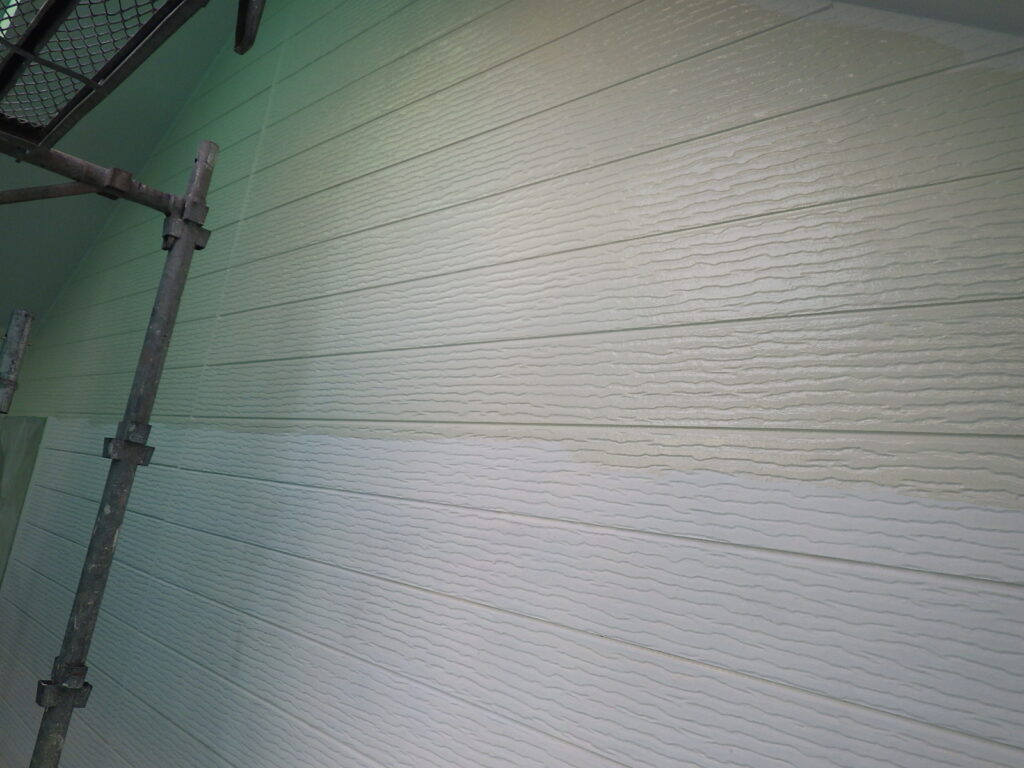外壁の中塗り中です