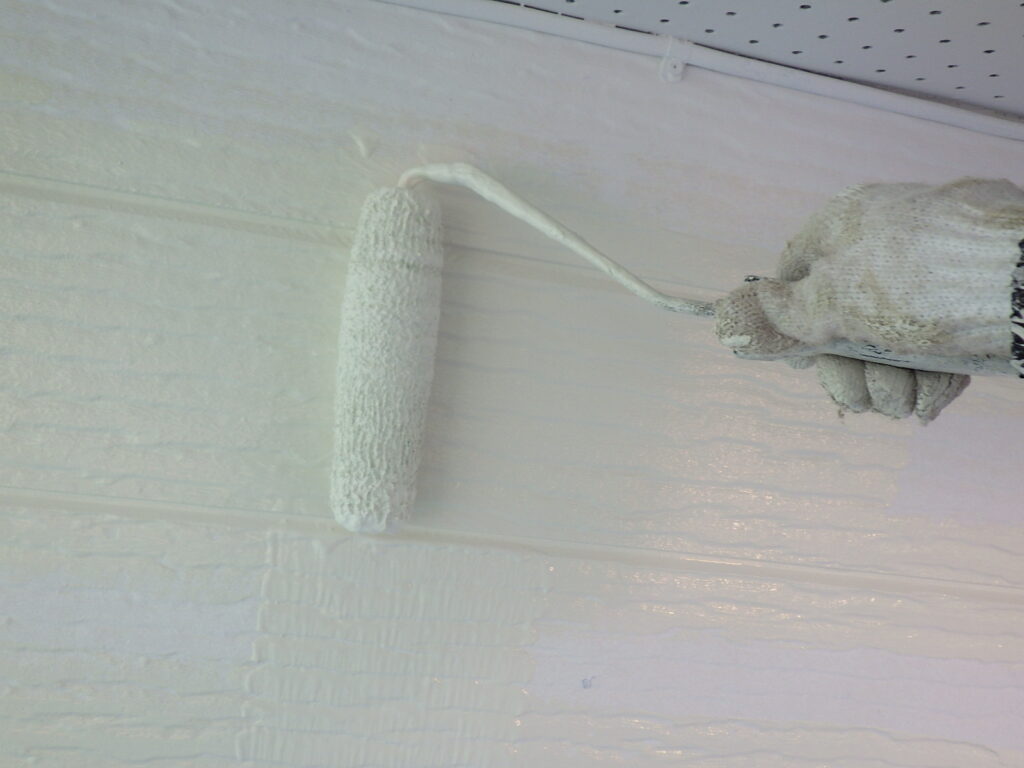 外壁の中塗り中です