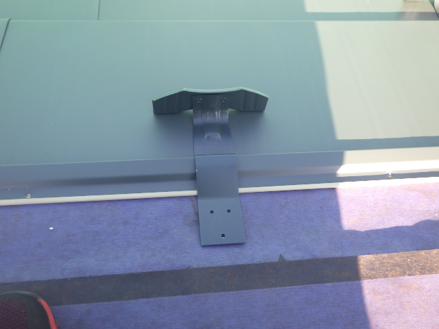 雪止めの取り付け中です