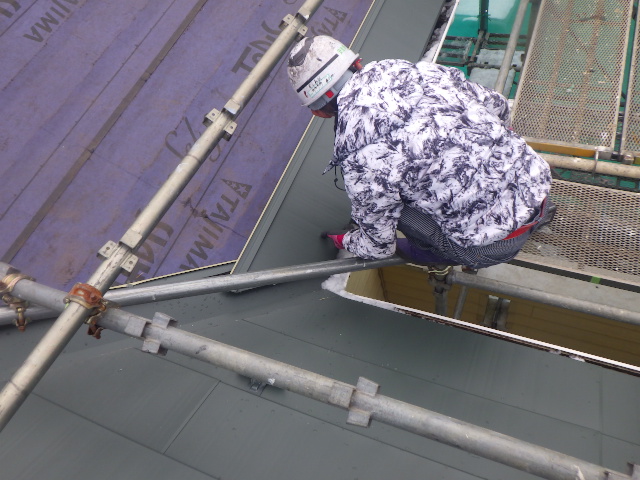 横暖ルーフの貼り付け中です