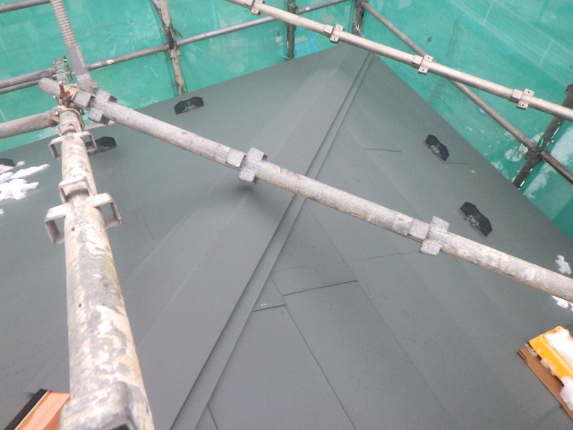 棟板金の取り付け終了です