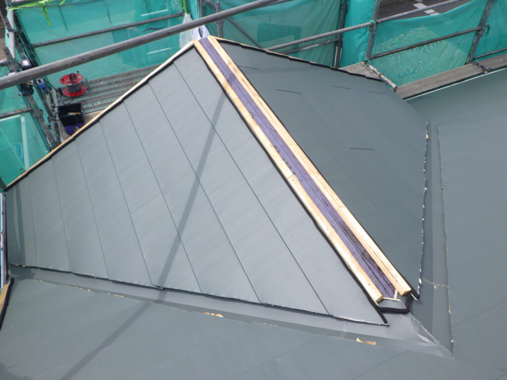 横暖ルーフの貼り付け終了です