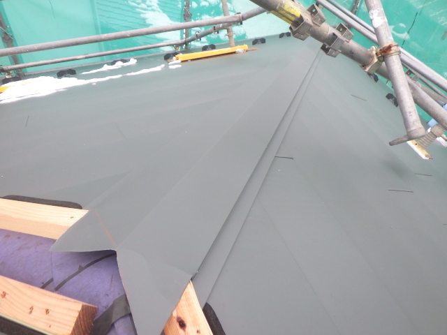 棟板金の取り付け終了です