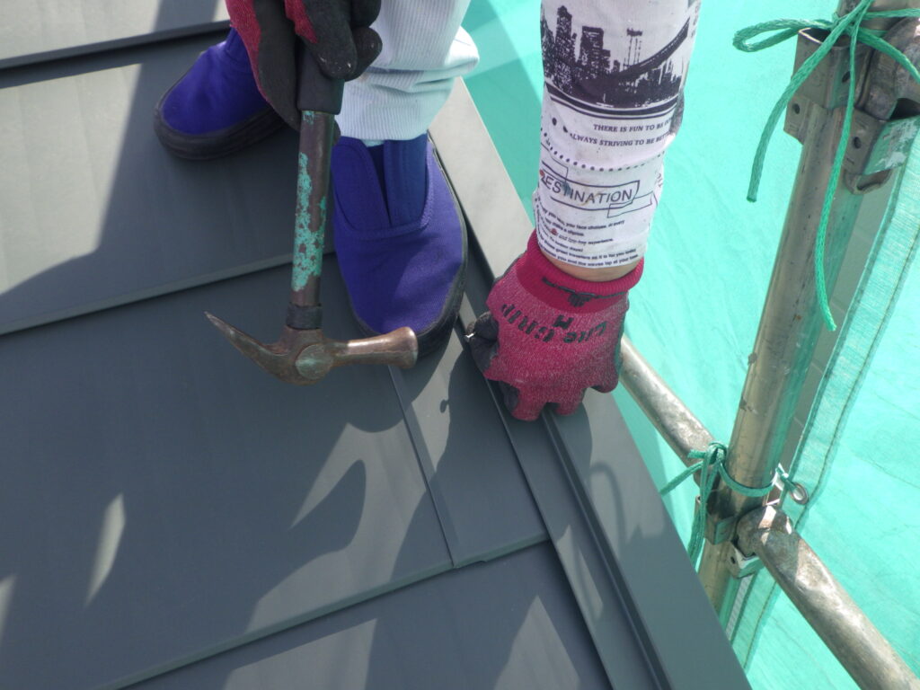 ケラバ包み板金の取り付け中です