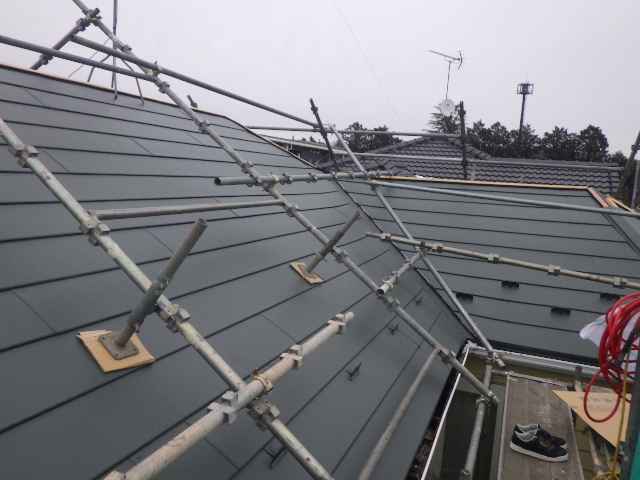南面のルーフ貼り付けが終了しました