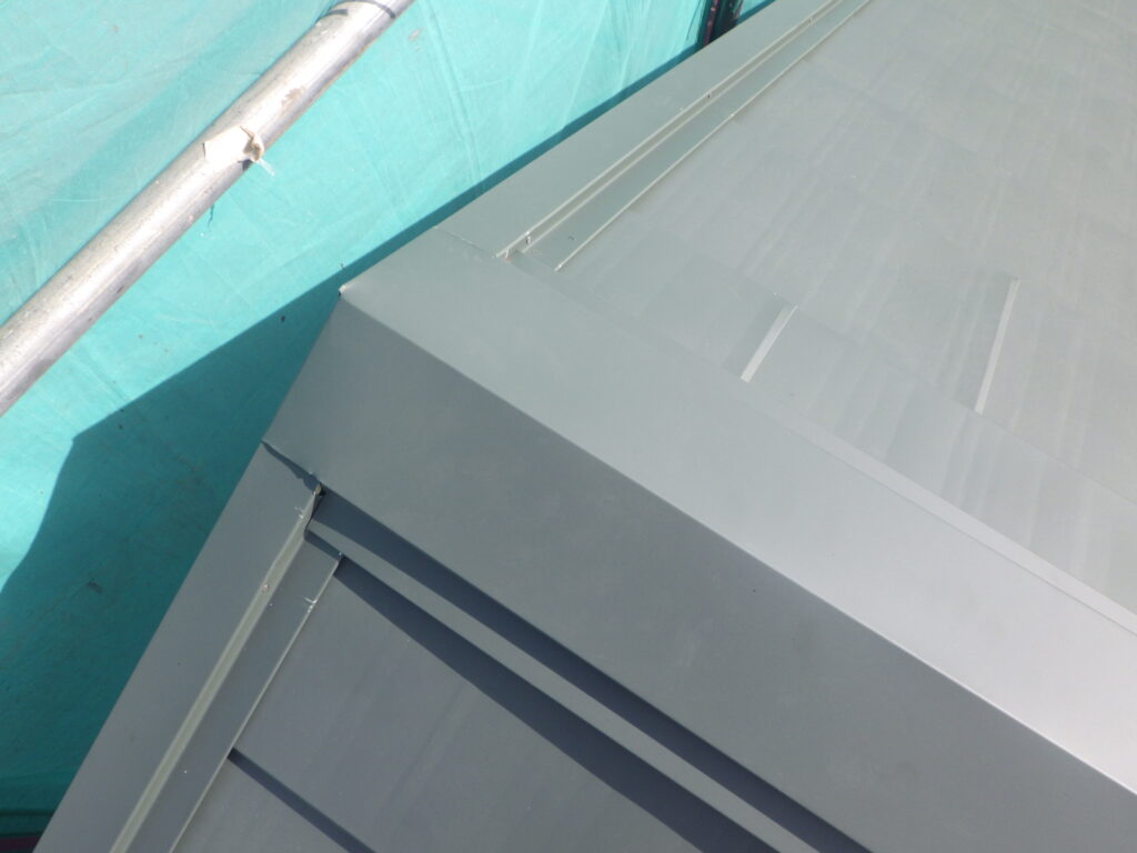 棟板金の取り付けが終了しました