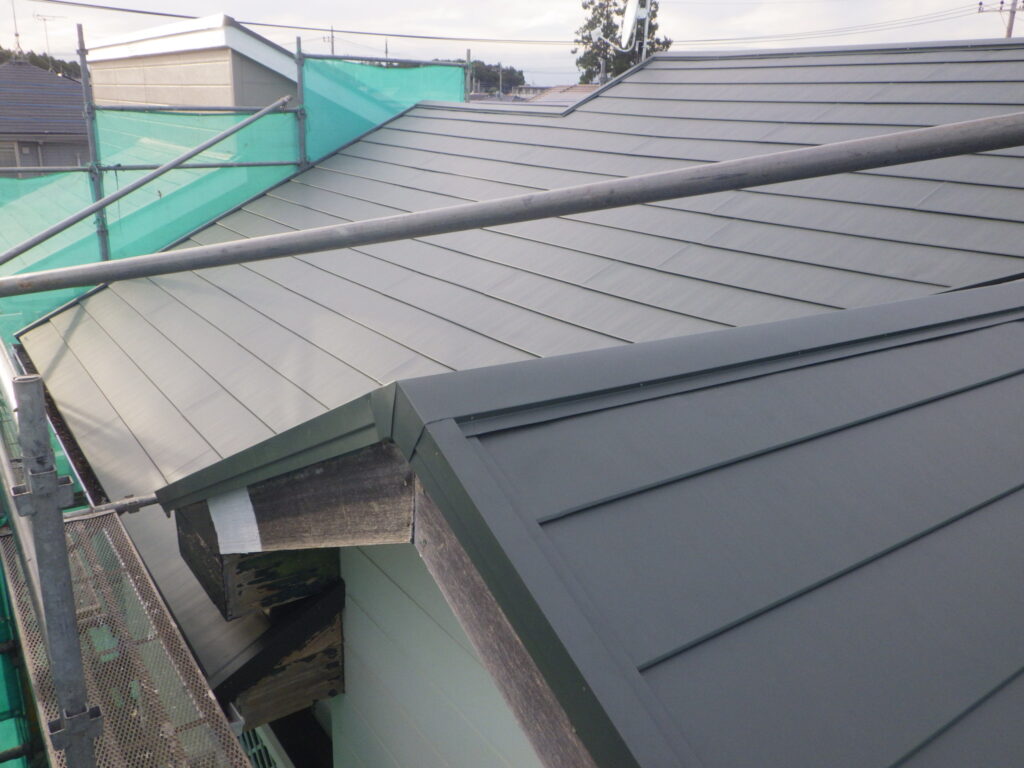 棟板金の取り付けが終了しました