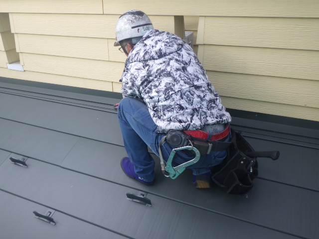 棟板金の取り付け中です