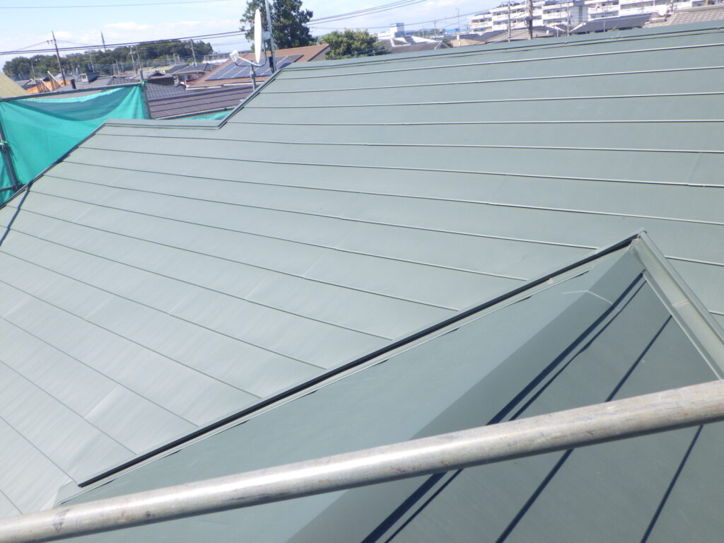 南面の屋根カバー工事完工です