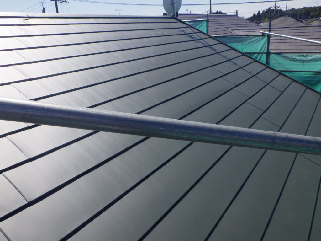 北面の屋根カバー工事完工です